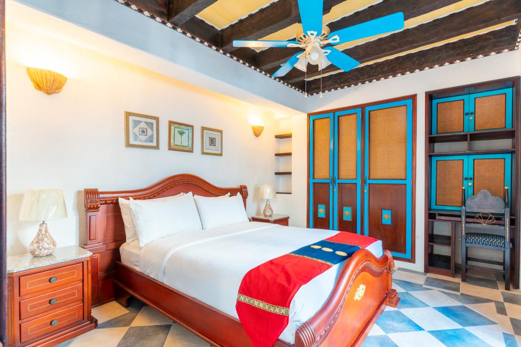 Habitación con cama doble, tocador y espejo