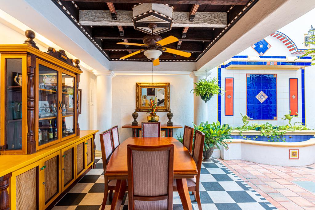 Comedor junto al patio sevillano