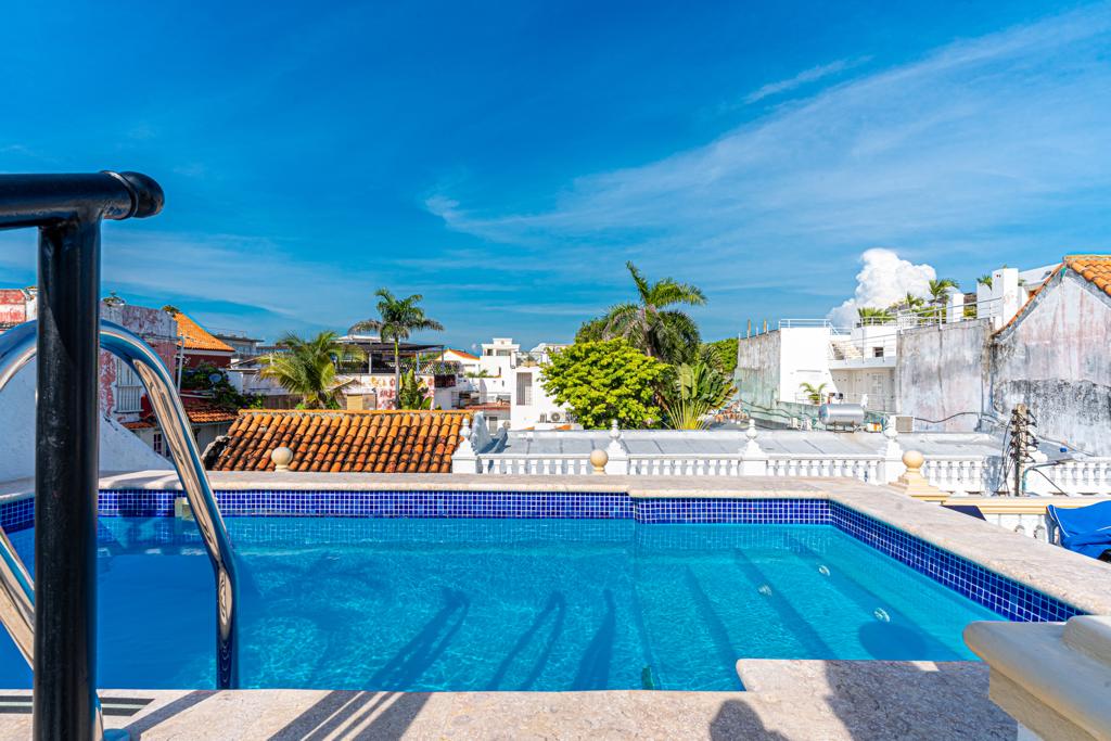Piscina del rooftop con escalera